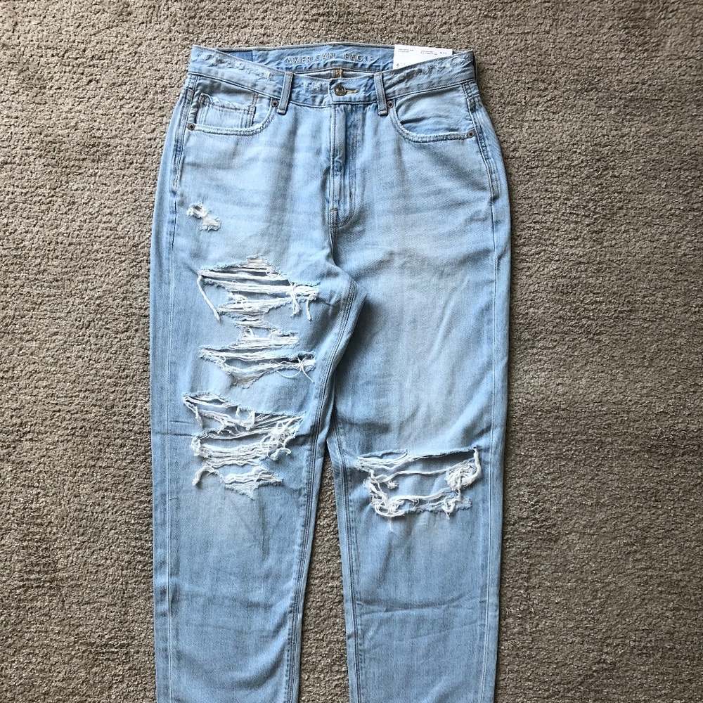AMERICAN EAGLE MOM STRAIGHT JEANS/ NWT.